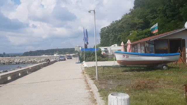 Лодки на крайбрежната алея в ПРИМОРСКО до пристанището