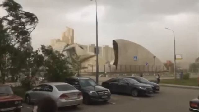 В Москве ветер снёс теннисный корт ШОК!!!