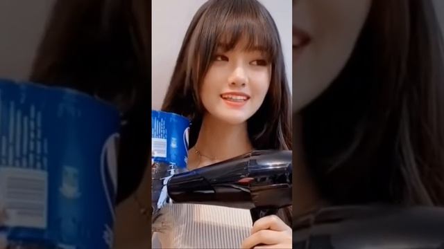 Как быстро сделать кудри 👩🦱Лови лайфхак!  Подписаться на канал #лайфхак #лайфхаки #lifehacks #мем