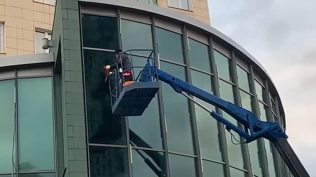 Мойка панорамных и винтажных окон в Москве