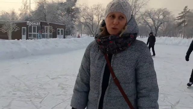 Ириша первый раз встала на коньки