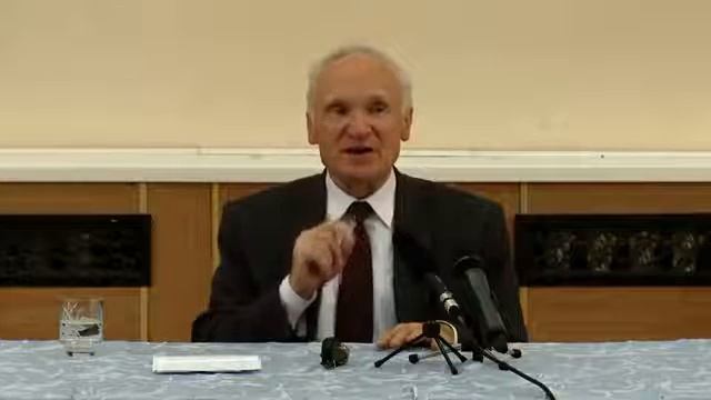 Почему у нас в храмах стоят, а не сидят   Осипов А И