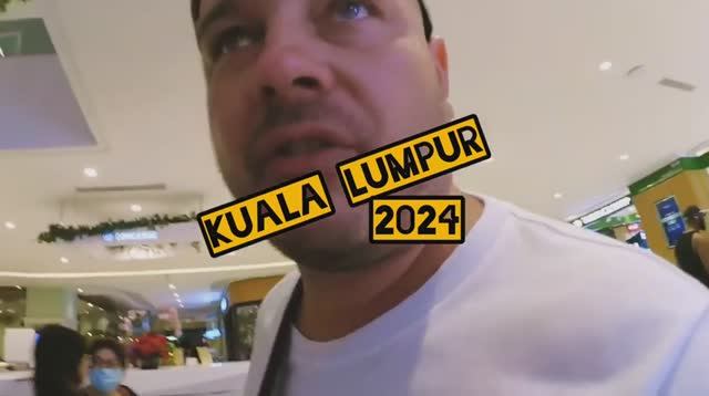 Kuala Lumpur, Malaysia 2024 Куала Лумпур Малайзия Торговый центр Местный фастфуд и магазины
