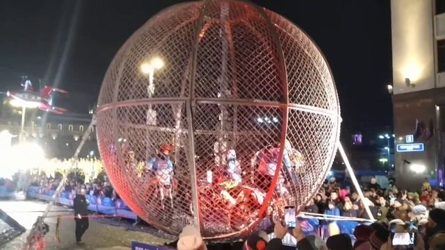 Безумные гонки в шаре. Мотокаскадёры на новогодней Театральной площади (Москва, 3 января 2020 года)