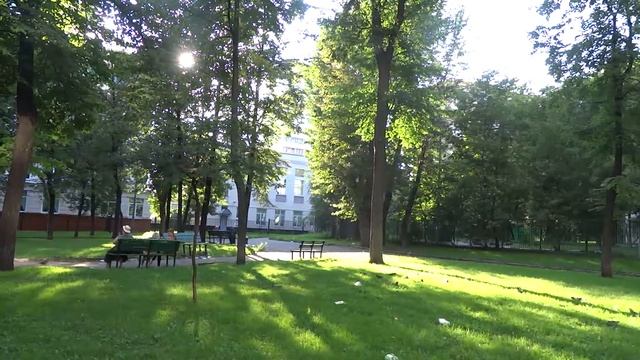 Бомжи и мусор в Большом Факельном переулке