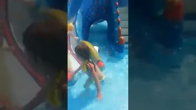 Эвелина танцует в аквапарке