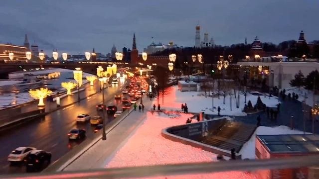 🔴1 ЯНВАРЯ В ЗАРЯДЬЕ. ЛЮДИ ВОВСЮ ГУЛЯЮТ! СВЕТЯЩИЕСЯ ПОЛЯНЫ И ШАРЫ.