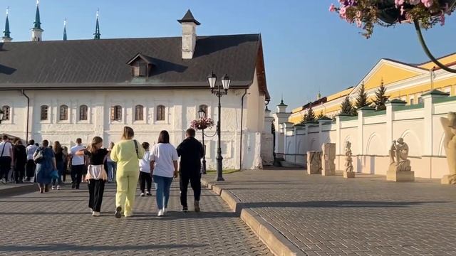 “Работаю” гидом и axyeваю от жизни // провожу экскурсию для матери и учусь учёбу // Kazan Kremlin