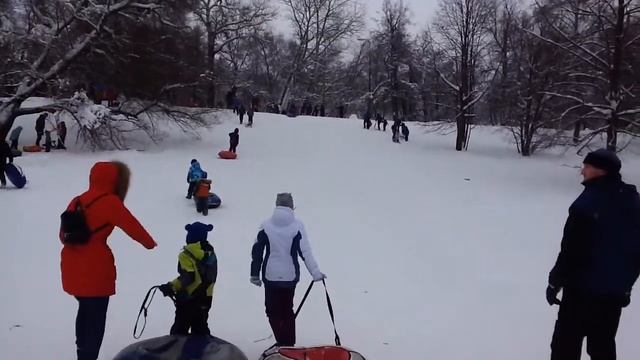 Вика катается на ватрушке в Кузьминках