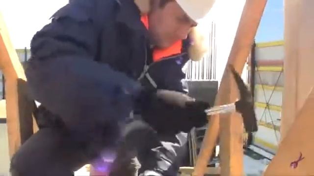 Прибивка арматуры к ступеньке