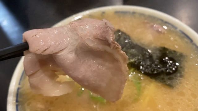 SUPER THICK RAMEN SOUP! Pork Ramen in Fukuoka СУПЕР ГУСТОЙ СУП РАМЕН! Рамен из свинины в Фукуоке