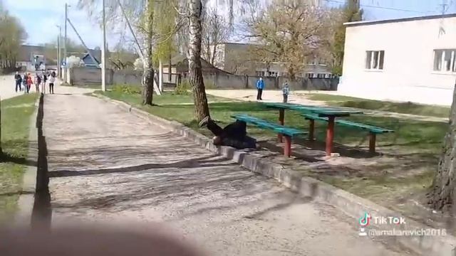 Мужик спит вверх ногами