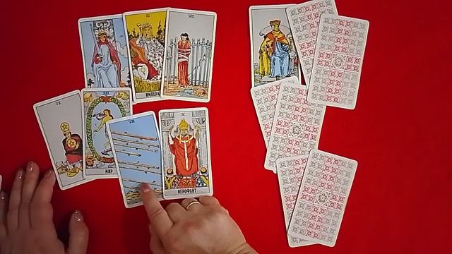 Что он чувствует? Какие у него планы? Гадаем на таро 🍒