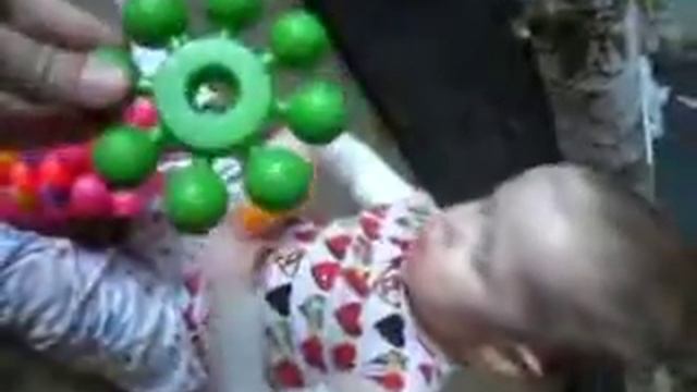 Аленушка-бабочка играет