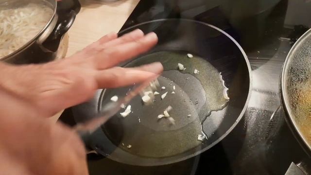 Китайская кухня в России.  Муж готовит королевские креветки с овощами  по рецепту  китайского повар