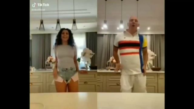 Танец Потапа и Насти подходит под любую песню Потапа и Насти.