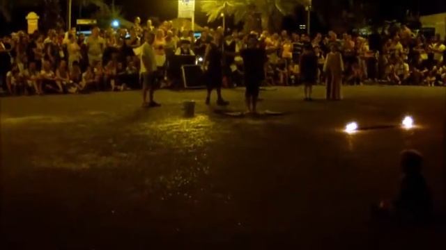 Италия.Экстим-шоу со стеклом, огнём, ножами.