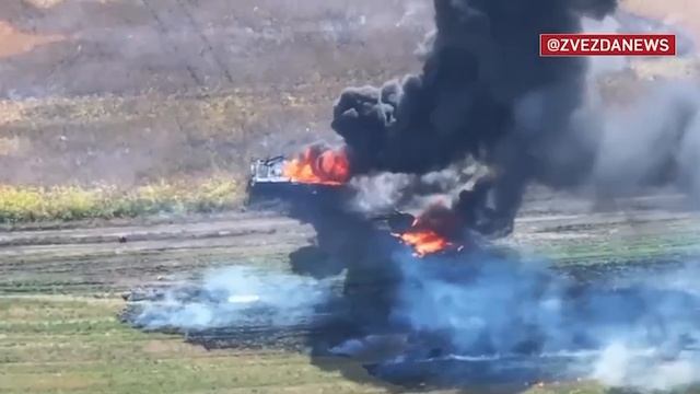 Эпичные кадры двойного взрыва танка ВСУ в Курском приграничье после удара FPV-дрона.