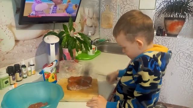 У сыночка выходной. Это повод помочь маме на кухне ))) мой помощник