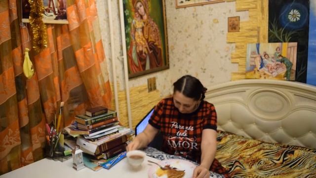 Отрабатывая карму живу на кухне и здесь написала все свои картины.