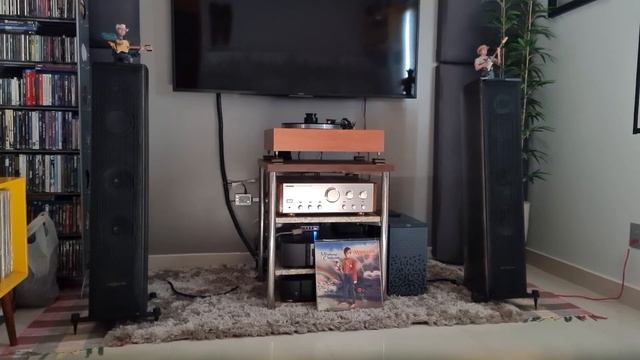 My listening room playing Marilion - Kayleigh + Sonus Faber Cremona M + Sansui + Thorens + Nagaoka