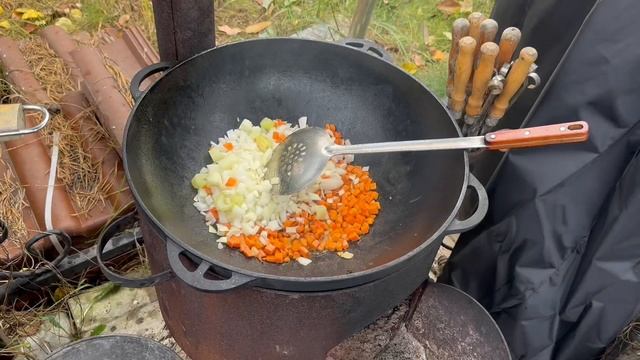 Оссобуко в казане на костре, томленая говядина под соусом из овощей с красным вином