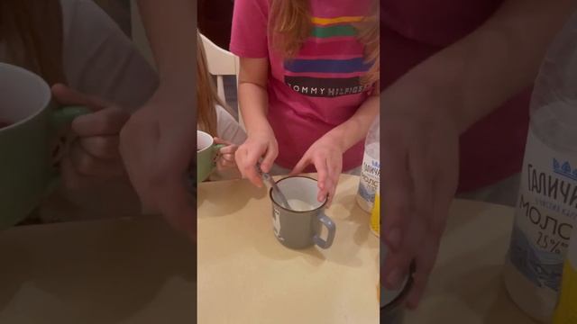 Диана и София играют на кухне. Diana and Sofia play in the kitchen.