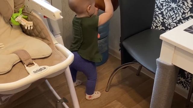 Стеша играет на кухне. Видео для детей.