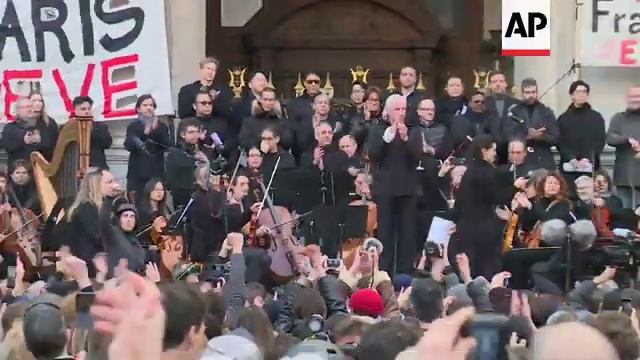 Striking Paris Opera holds free open-air concert