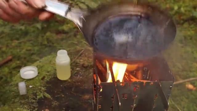 Еда на ура. Блины c клубничным джемом готовим на складной печке в экстремальных условиях тайги