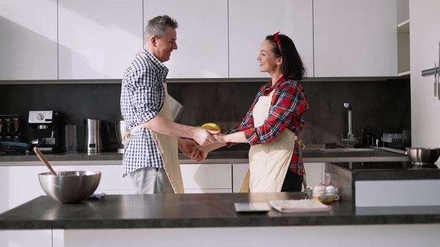 Счастливая семья на кухне