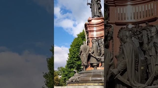 Памятник Екатерине II в Краснодаре расположен в Екатерининском сквере