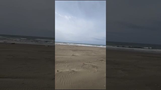 Гуляем на пляже Черные пески в Сахалинской области, сильный ветер осенью