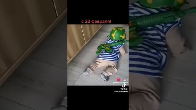 мальчик ползёт