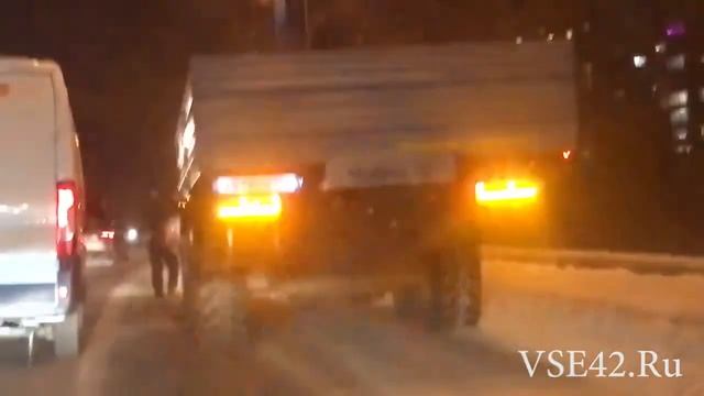 Автомобиль въехал в отбойник на Притомском проспекте в Кемерове