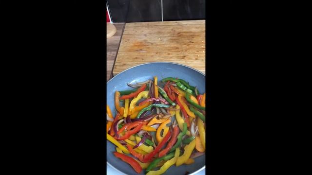 Фахитас из курицы.Сальса.Гуакамоле