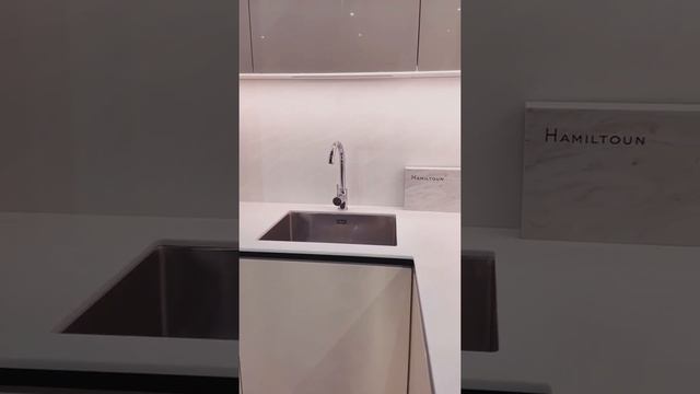 Белая Кухня Hamiltoun высокий глянец corian
