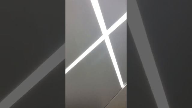 Кухня на теневом профиле с световыми линиями перекрестия