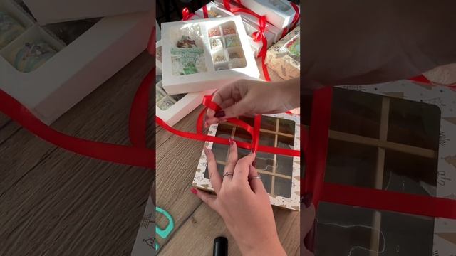Новый год это время подарков, огоньков и красивой упаковка. Сегодня Завязываем красивые банты.