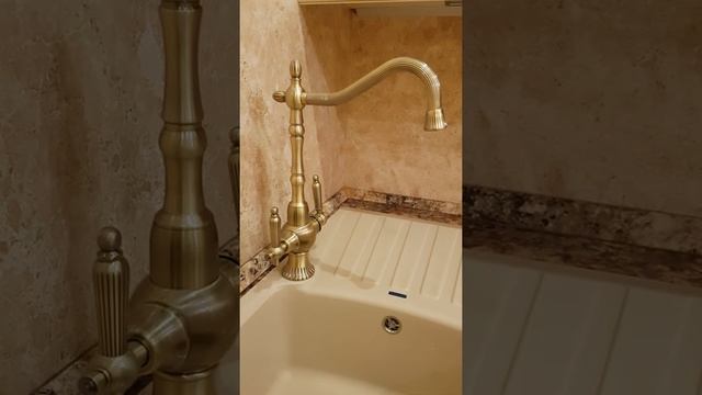 Кухня ночи вертикальная съёмка