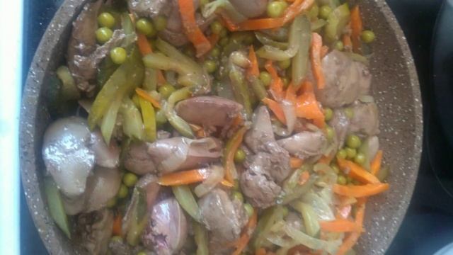 Russian food: liver with peas / Пикантная куриная печень три в одном