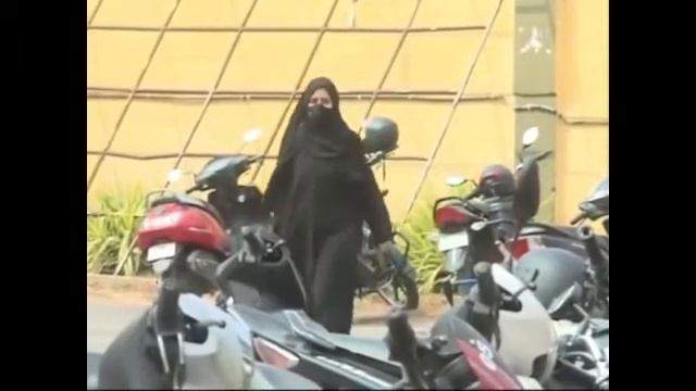 Allah Brave Muslim Girl entering her college wearing hijab through the heckling Hindutva terrorists
