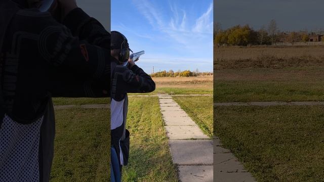 Сын стреляет на стенде