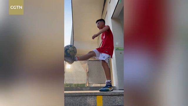 Soccer prodigy shows off skills in E China's Ningbo