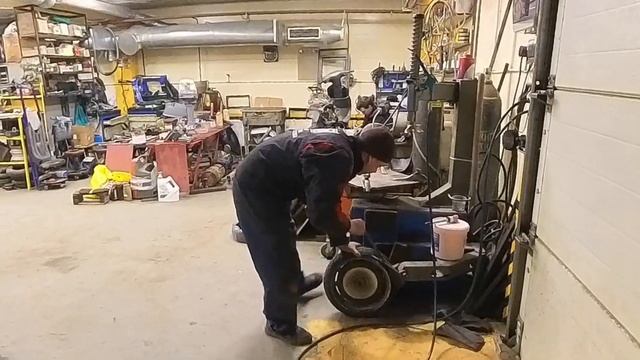 Mokik.net Санкт-Петербург Пражская улица дом 8. Переобувка Моноколеса Ninebot one Z10 без купюр!