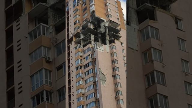 Последствия попадания российской ракеты в дом / russian rocket attack on Kyiv