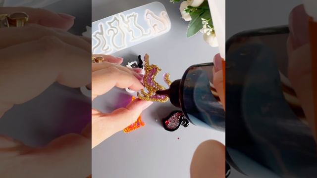 Артикул WB:216710805 Брелок-шейкер на Новый год из эпоксидки #DIY #resin #своимируками #котики