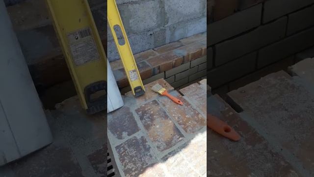 Рабочие моменты печника.Верхняя горизонталь полочки мангала-барбекю печного комплекса.