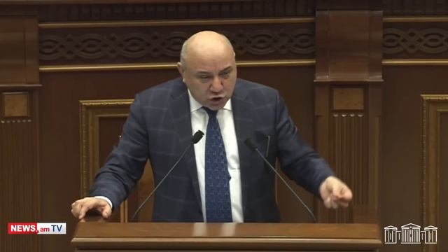 Գուրգեն Արսենյանը մատ է թափ տալիս արցախցի պատգամավորների վրա