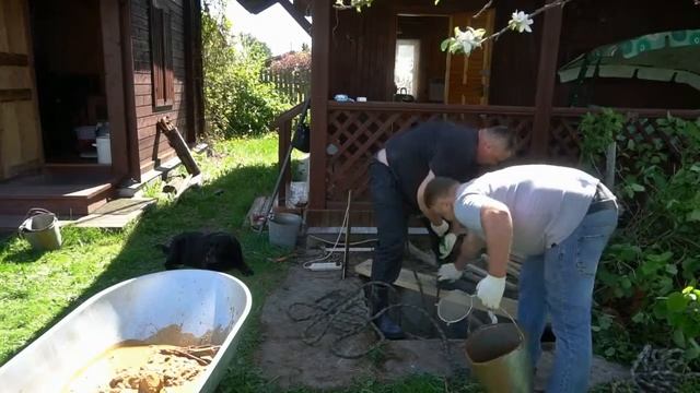 Колодец-Мастер. Чистка колодца с установкой верхнего кольца и колодезного домика.